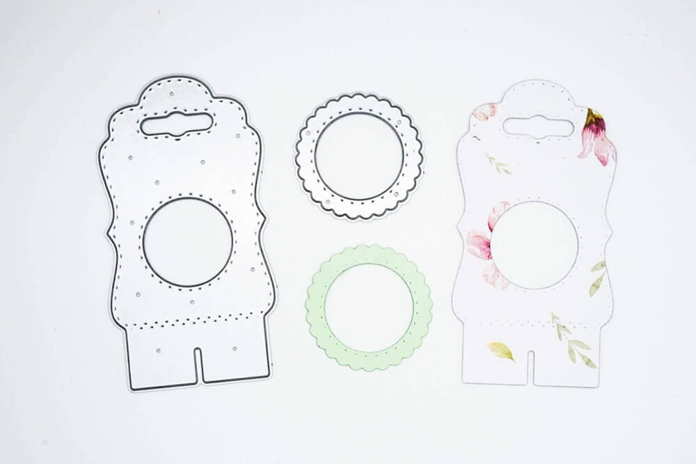 Zwei Stanzschablonen Tischkarte mit Kreis von Stanzenshop.de, zwei runde ausgestanzte Formen und zwei zusammengesetzte Papierausschnitte - ideal für Scrapbooking- oder Bastelset-Projekte - alle auf weißem Hintergrund dargestellt.
