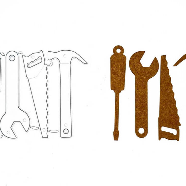 Die Stanzschablone Vier Werkzeuge von Stanzenshop.de zeigt vier Werkzeugmotive - Schraubenzieher, Schraubenschlüssel, Säge und Hammer - in konturierten und rostfarbenen Formen, ideal zum Basteln oder Scrapbooking auf einem sauberen weißen Hintergrund.