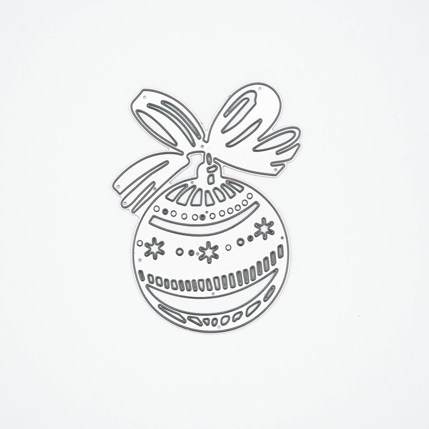 Schwarz-weißer Umriss der Stanzschablone Weihnachtskugel mit Schleife von Stanzenshop.de, mit dekorativen Mustern und einer großen Schleife - ideal für Basteln Winter oder Stanzen Weihnachten Projekte.