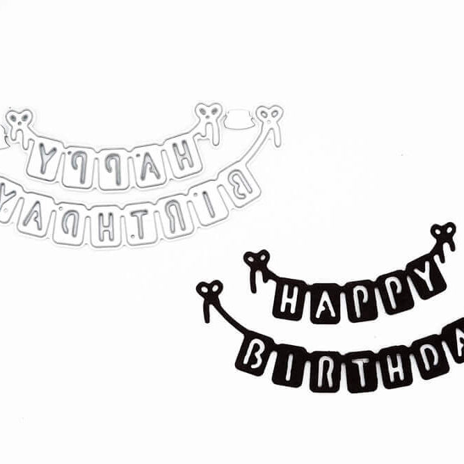Zeigen Sie die Stanzschablone Wimpelkette Happy Birthday" von Stanzenshop.de in Schwarz und Weiß auf einem unifarbenen Hintergrund - ideal für die Gestaltung von Karten, Bastelkarten oder als einzigartiges Geburtstagsbanner.