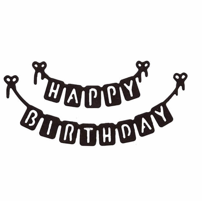 Die Stanzschablone Wimpelkette Happy Birthday von Stanzenshop.de ist ein zweibändiges Banner mit fetten Buchstaben auf separaten Quadraten, die mit kleinen Schleifen verziert sind - ideal zum Dekorieren von Basteln Karten oder Ihrer nächsten festlichen Party.