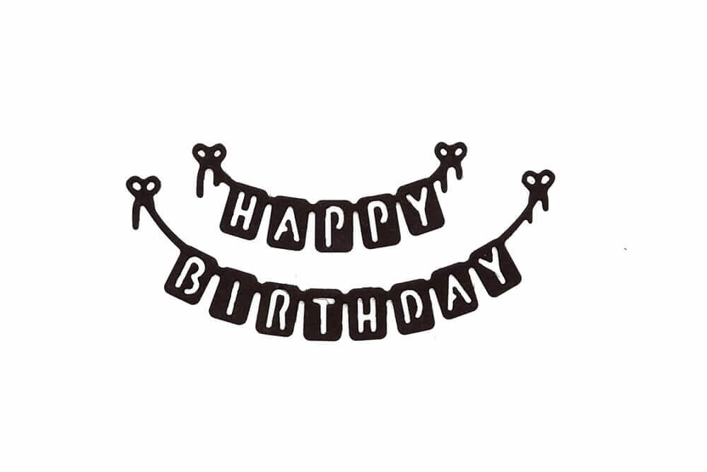 Die Stanzschablone Wimpelkette Happy Birthday von Stanzenshop.de ist ein zweibändiges Banner mit fetten Buchstaben auf separaten Quadraten, die mit kleinen Schleifen verziert sind - ideal zum Dekorieren von Basteln Karten oder Ihrer nächsten festlichen Party.