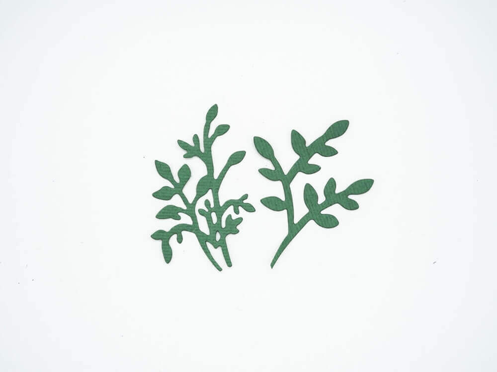 Zwei grüne Eukalyptus-Sträucher aus Papier, hergestellt mit der Stanzschablone: Zwei Eukalyptus Sträuche von Stanzenshop.de, sind auf einem schlichten weißen Hintergrund abgebildet - ideal für Scrapbooking oder Bastelprojekte.