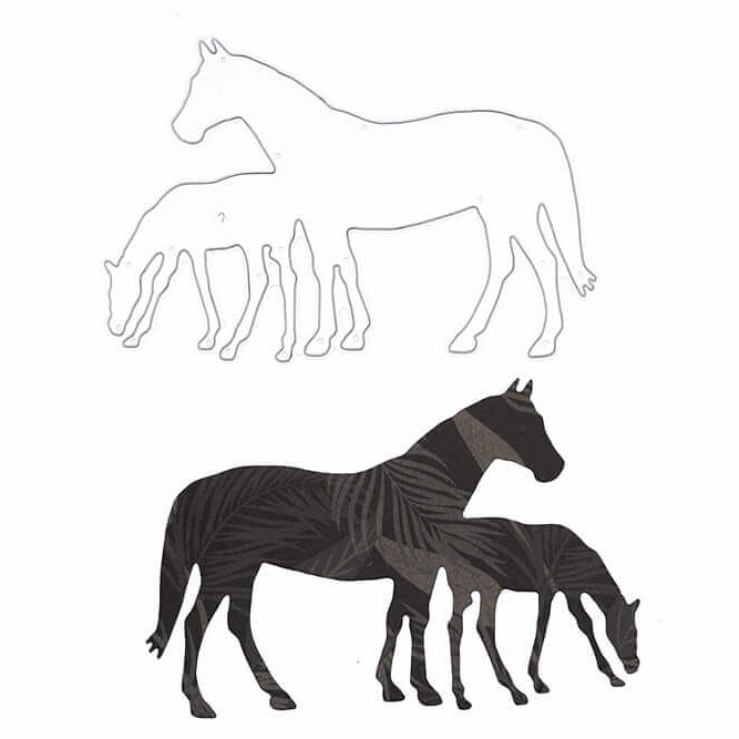 Die Stanzschablone Zwei Pferde auf einer Stanze von Stanzenshop.de zeigt zwei Pferdefiguren - eine mit schwarzen Mustern, eine als Umriss - jeweils mit überlappenden kleineren Pferden darunter. Perfekt für Bastelkarten oder zur Verwendung mit dieser Stanzschablone.