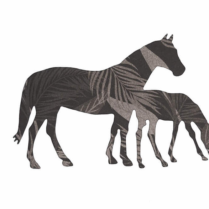 Die Stanzschablone Zwei Pferde auf einer Stanze von Stanzenshop.de zeigt erwachsene Pferde- und Fohlensilhouetten mit einem Blattmuster auf Weiß - ideal für Basteln Karten und kompatibel mit Ihrer Stanzmaschine.