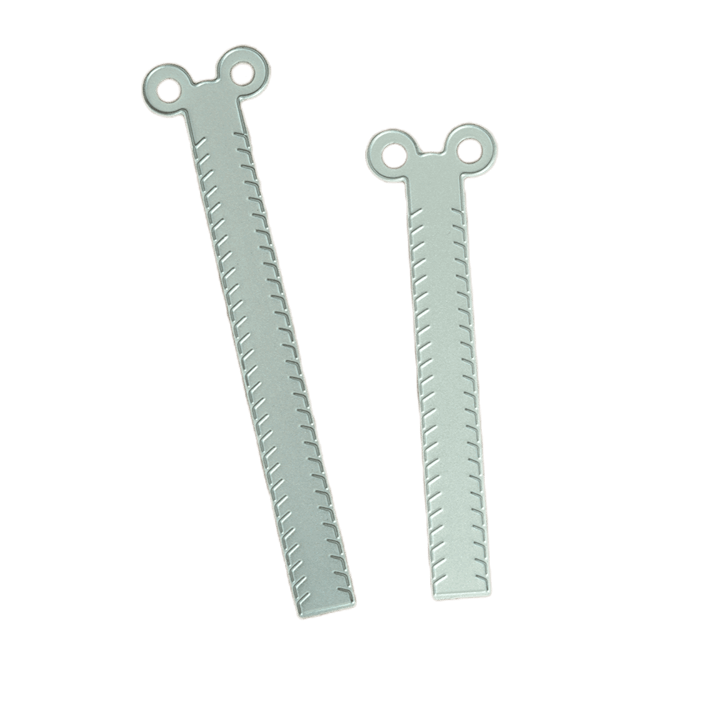 Zwei flache, silberne Stanzenshop.de "Stanzschablone Zwei Reißverschlüsse für Gutscheine", die nebeneinander auf weißem Hintergrund abgebildet sind - perfekt für Basteln oder Stanzschablonen-Projekte.