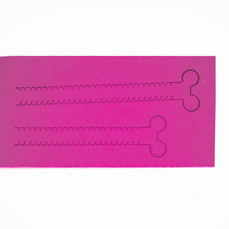 Ein magentafarbener rechteckiger Bogen mit zwei horizontal ausgerichteten knochenförmigen Perforationen - ideal zum Basteln oder zur Verwendung mit der "Stanzschablone Zwei Reißverschlüsse für Gutscheine" von Stanzenshop.de.