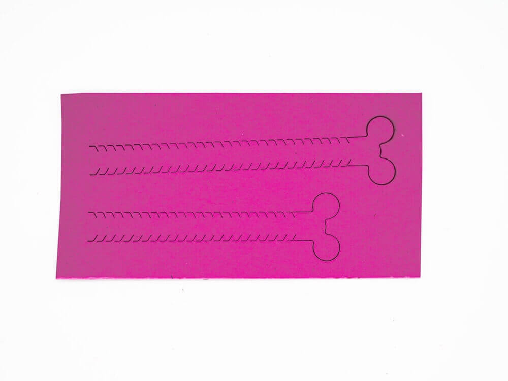 Ein magentafarbener rechteckiger Bogen mit zwei horizontal ausgerichteten knochenförmigen Perforationen - ideal zum Basteln oder zur Verwendung mit der "Stanzschablone Zwei Reißverschlüsse für Gutscheine" von Stanzenshop.de.