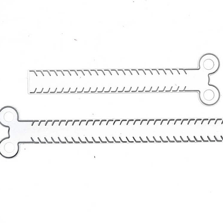 Zwei flache, weiße Kunststoffstreifen aus der "Stanzschablone Zwei Reißverschlüsse für Gutscheine" von Stanzenshop.de sind parallel auf einem einfarbig weißen Hintergrund angeordnet.