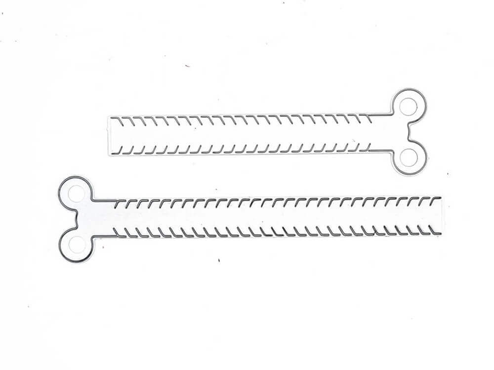 Zwei flache, weiße Kunststoffstreifen aus der "Stanzschablone Zwei Reißverschlüsse für Gutscheine" von Stanzenshop.de sind parallel auf einem einfarbig weißen Hintergrund angeordnet.
