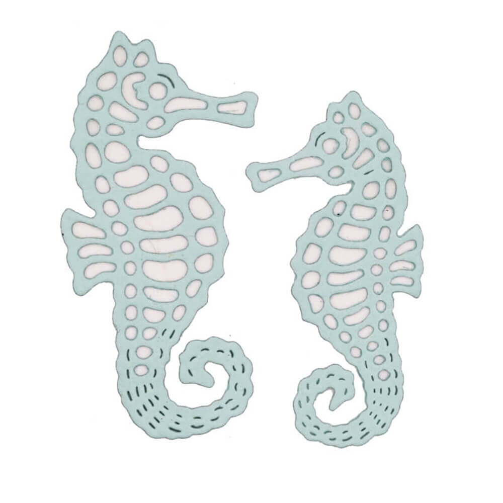 Stanzschablone Zwei Seepferdchen von Stanzenshop.de: Zwei stilisierte, hellblaue Seepferdchen mit Cut-out-Mustern und geschwungenen Schwänzen - ideal für Scrapbooking oder Bastelprojekte.