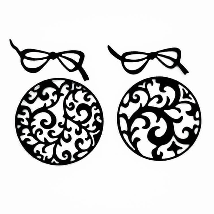 Die "Stanzschablone" von Stanzenshop.de: Zwei Weihnachtskugeln" zeigt zwei runde Ornamente mit schwarzem Rankenwerk - ideal für Basteln Weihnachten oder als Inspiration für Weihnachtsbaumkugeln.