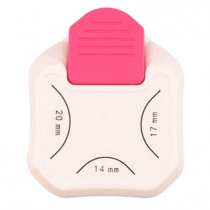 Der Vaessen Creative - 3-in-1 Eckenstanzer 14-17-20mm von Vaessen Creative verfügt über Markierungen für 14 mm, 17 mm und 20 mm gebogene Schnitte - ideal, um abgerundete Ecken in Ihre Papierarbeiten einzubauen.