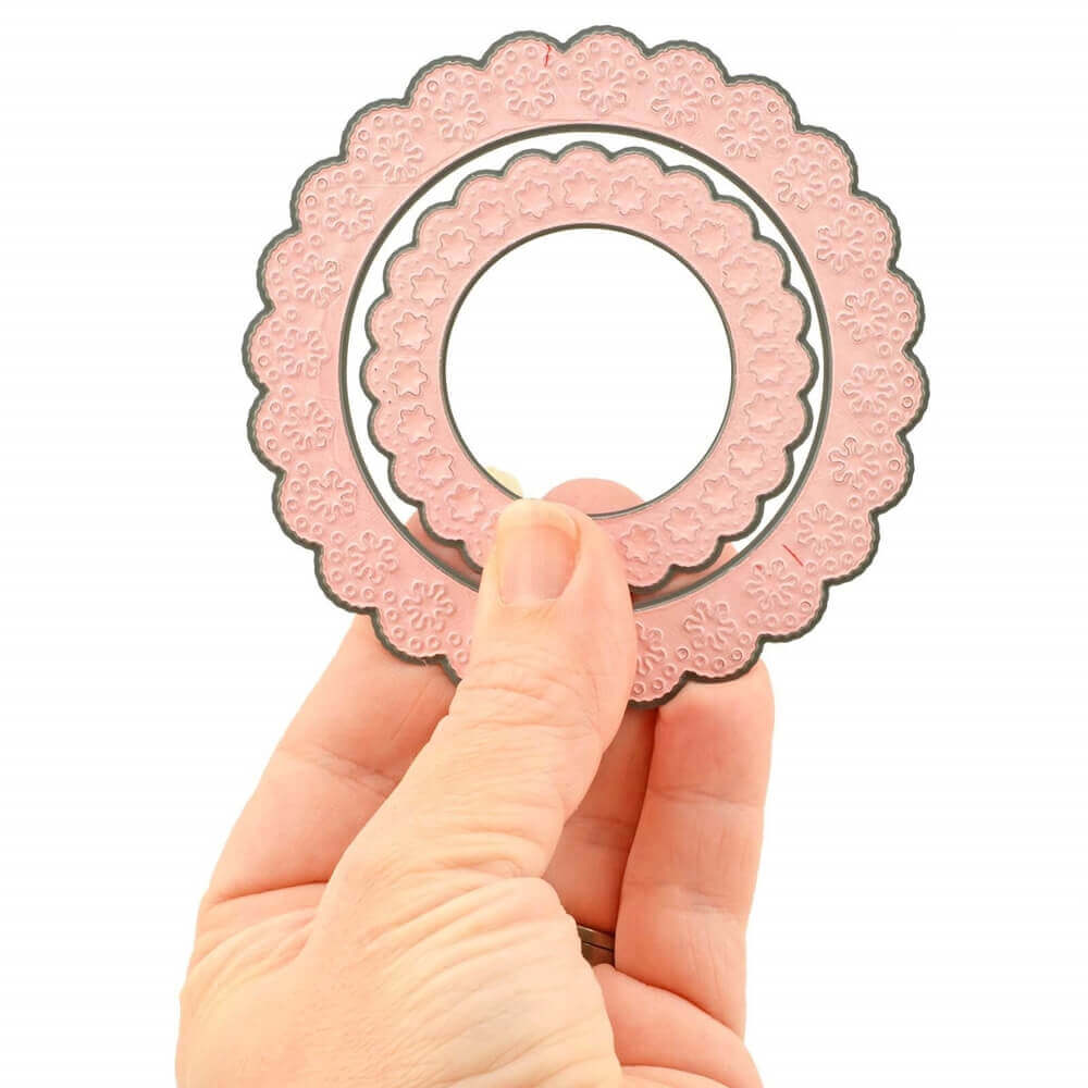 Eine Hand hält den Vaessen Creative Die brush & foam pad von Vaessen Creative vor einem weißen Hintergrund - perfekt für Ihre Papierausstanzwerkzeug-Kollektion.