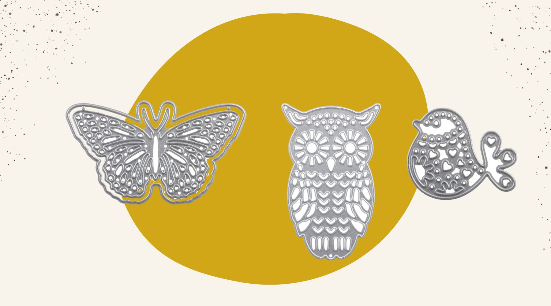 Eulen, Schmetterlinge und ein Vogel auf gelbem Hintergrund.