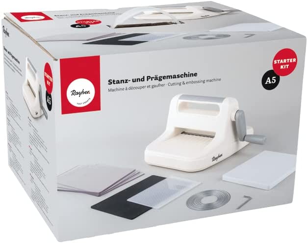 Ein verpacktes Rayher A5 Stanz- und Prägemaschinen-Starterset, das die Maschine und das enthaltene Zubehör auf der Verpackung zeigt.
