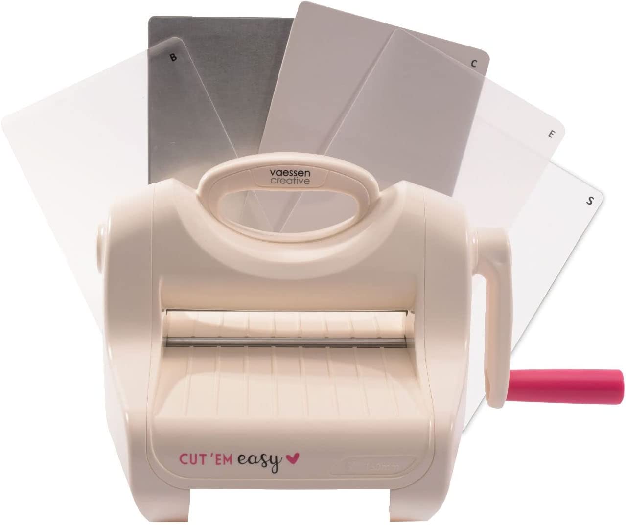 Eine manuelle Stanzmaschine mit einem rosafarbenen Griff und der Aufschrift "Cut 'Em Easy" ist mit vier dahinter angeordneten Stanzplatten abgebildet.