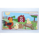 Charmante Bauernhof-Illustration mit Hahn, Küken, Scheune, grünen Feldern, Schubkarre und Zaun unter einem sonnigen Himmel - ideal für Scrapbooking oder zur Verwendung mit Marianne Design - Collectables Präge- und Stanzschablone Eline's Hühnerfamilie. Niederländischer Text des "VOORJAARSkriebels".