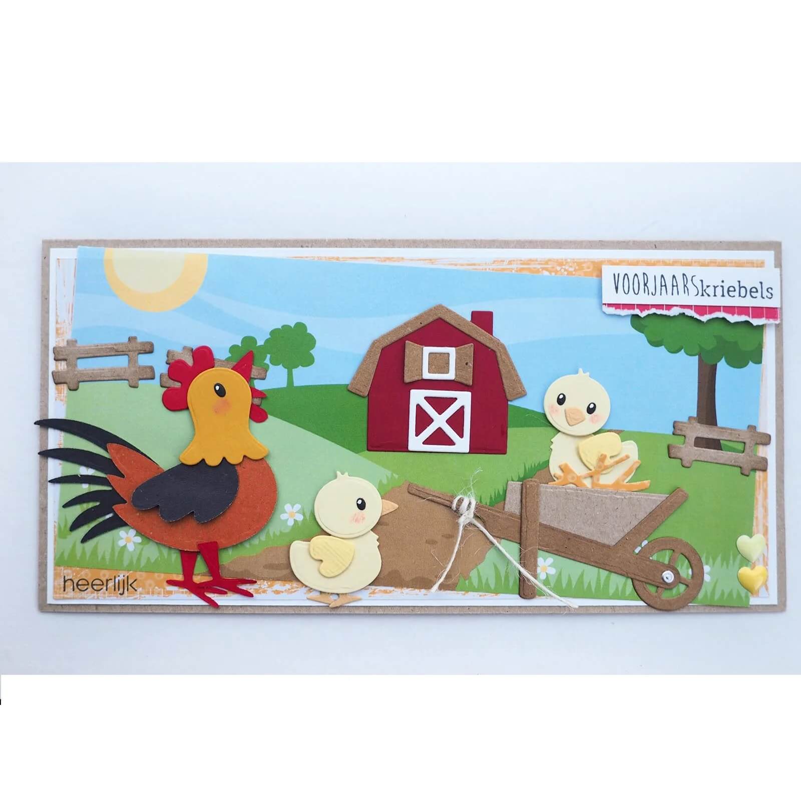 Charmante Bauernhof-Illustration mit Hahn, Küken, Scheune, grünen Feldern, Schubkarre und Zaun unter einem sonnigen Himmel - ideal für Scrapbooking oder zur Verwendung mit Marianne Design - Collectables Präge- und Stanzschablone Eline's Hühnerfamilie. Niederländischer Text des "VOORJAARSkriebels".