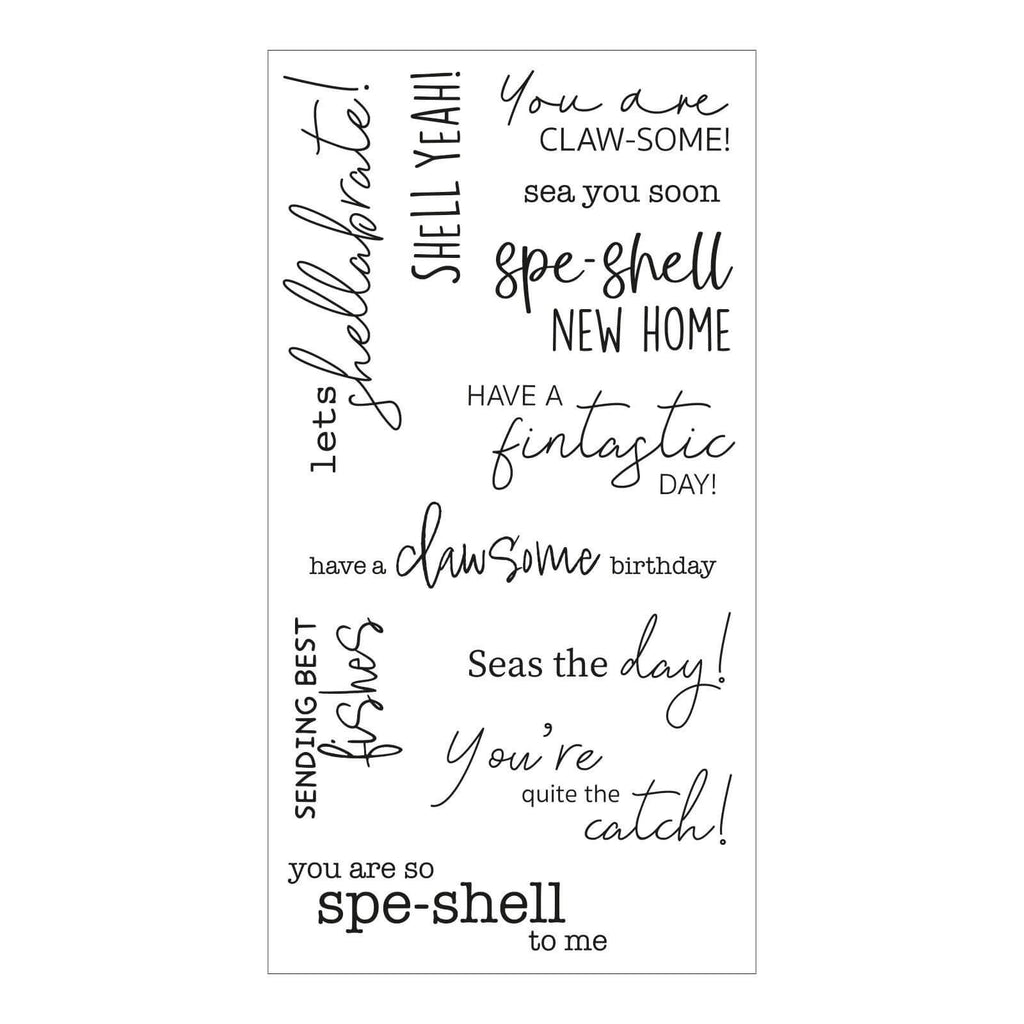 Eine Sammlung verspielter, meeresbezogener Sätze wie „Let’s Shellabrate!“, „Seas the Day!“ und „You are Claw-some!“, geschrieben in verschiedenen Schriftarten, perfekt für das 11-teilige Sizzix Clear Stamp Set „Seas the Day“.