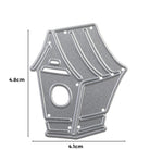 Die "Stanzschablone: Vogel mit Haus" von Stanzenshop.de ist eine Metallschablone in Vogelhaus-Form (4,8 x 4,1 cm), perfekt als Bastelschablone oder für Heimdekoration.