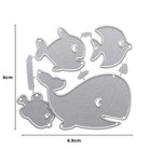 Die Stanzschablone Wal und drei Fische von Stanzenshop.de besteht aus silbernen Stanzformen in Form eines Wals und dreier Fische, ideal für Scrapbooking oder Basteln. Größe: 6 x 6,9 cm. Abgebildet auf einem weißen Hintergrund.