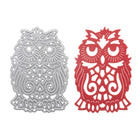 Eine silberne "Stanzschablone: Eule" von Stanzenshop.de und ein passender roter Eulen-Papierausschnitt sind nebeneinander auf weißem Grund abgebildet - ideal für Bastelschablonen oder Scrapbooking-Projekte.