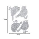 Die "Stanzschablone Vier verschiedene Vögel" von Stanzenshop.de ist ein silbernes Metallstanze-Set mit vier Vogelformen, ideal für Scrapbooking. Jede Stanzform misst 9,4 cm x 6,1 cm und ist auf einem weißen Hintergrund abgebildet.