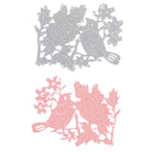 Die Stanzschablone: Vogel auf einem Ast mit Blüten von Stanzenshop.de bietet zwei Motive - Vögel auf einem Ast mit Blüten in Metallic-Silber und Hellrosa - ideal, um Scrapbooking- oder Cardmaking-Projekten eine stilvolle Note zu verleihen.