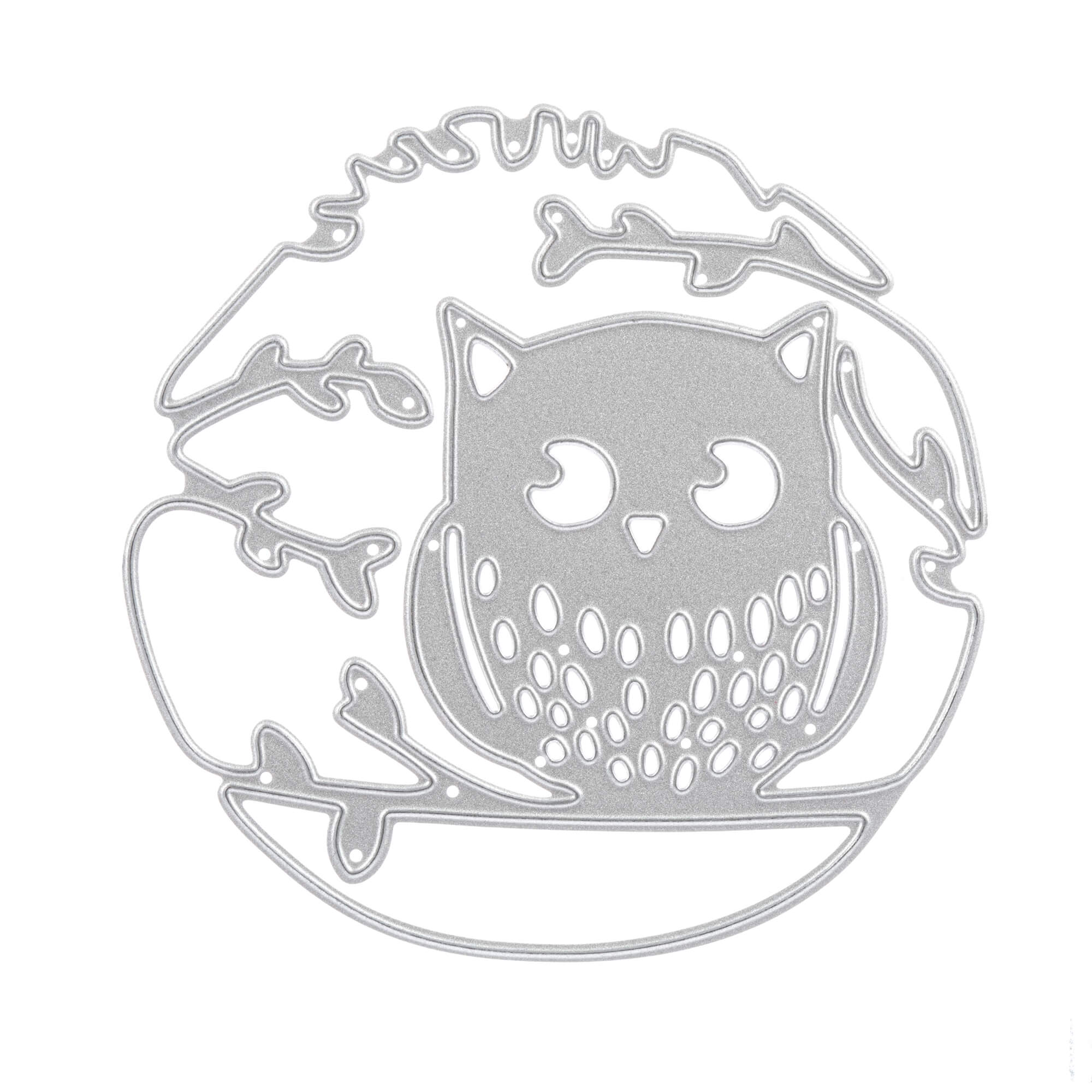 Die Stanzschablone Eule auf einem Ast von Stanzenshop.de ist eine silberne Metallstanze, die eine Eule auf einem Ast mit Blättern und einem kreisförmigen Rand zeigt - ideal für Bastelprojekte.