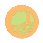 Die Stanzschablone Leuchtturm und Meer in rundem Rahmen von Stanzenshop.de ist ein runder Untersetzer mit orangem Rand, grüner Mitte und Leuchtturm/Ozean-Ausschnitt - ideal zum Basteln oder für Scrapbooking-Projekte.