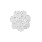 Die Stanzschablone Rosenblüte von Stanzenshop.de ist eine silberne Metallstanze mit vier ineinander verschachtelten, abgerundeten Blütenblättern, ideal um florale Akzente in Ihren Scrapbooking-Projekten zu setzen. Abgebildet auf einem weißen Hintergrund.