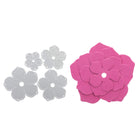 Vier blumenförmige Stanzformen aus Metall aus der Stanzschablone von Stanzenshop.de: Blume aus mehreren Einzelteilen werden neben geschichteten rosa Filzblumen ausgestellt, die mit der Stanzform hergestellt wurden, ideal für Scrapbooking-Projekte.