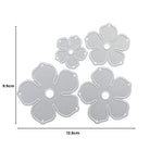 Die Stanzschablone: Blume aus mehreren Einzelteilen von Stanzenshop.de besteht aus vier silbernen Stanzformen in zwei Größen mit jeweils fünf Blütenblättern und einem Mittelloch. Ideal für Scrapbooking oder Bastel Stanzen; abgebildete Größe: 9,9 x 12,8 cm.