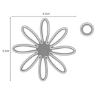 Die Stanzschablone: Blumenblüte von Stanzenshop.de ist eine silberne blumenförmige Metallstanze, ideal zum Basteln oder Scrapbooking. Sie hat acht Blütenblätter mit einem zentralen Ring und misst 6,2 x 6,2 cm.