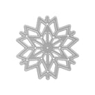 Ein silbernes, geometrisches Schneeflocken-Ornament mit einem symmetrischen Ausschnitt, inspiriert von der Stanzenshop.de "Stanzschablone: Schneekristall" vor weißem Hintergrund.