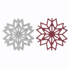 Zwei geometrische Schneeflockenformen, in Silber und Rot, aus der Stanzschablone: Schneekristall von Stanzenshop.de, die nebeneinander auf weißem Hintergrund abgebildet sind - ideal für Weihnachtsstanzen und winterliches Basteln.
