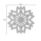 Die "Stanzschablone: Schneekristall" von Stanzenshop.de ist eine silberne, schneeflockenförmige Stanze mit geometrischen Ausschnitten, ideal für winterliche Bastelarbeiten. Größe: 5,2 cm x 5,2 cm; schwarze Pfeile zeigen die Maße an. Perfekt für die Verwendung als Weihnachtsstanze.