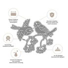 Die Stanzschablone Zwei Vögel mit einem Ast von Stanzenshop.de ist eine gestanzte Metallschablone, die zwei Vögel auf einem Ast mit Beeren zeigt, ideal zum Basteln und Scrapbooking. Deutscher Text und Icons heben die Eigenschaften hervor.