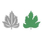 Auf der linken Seite ist eine silberne Stanzschablone: Ahornblatt von Stanzenshop.de, und rechts ein einfarbig grüner Ahornblattausschnitt, beide perfekt zum Basteln und Scrapbooking, vor weißem Hintergrund.