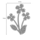 Die Stanzenshop.de Stanzschablone: Kleine Blume mit drei Blüten ist ein silberner Metallstempel (6,7 x 5,5 cm) in der Form von drei Blumen mit Blättern, ideal für Scrapbooking und Basteln von kreativen Projekten.