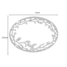 Die Stanzschablone "Kreis mit Ranken" von Stanzenshop.de ist eine silberne Metallschablone mit einem aufwendigen Ausschnittmuster, ideal zum Basteln oder Scrapbooking. Sie ist 7,6 x 10,3 cm groß und auf weißem Hintergrund abgebildet.