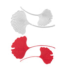 Zwei metallische Stanzschablonen Zwei Ginkgoblätter von Stanzenshop.de sind über zwei roten Papierginkgoblättern auf weißem Hintergrund abgebildet - ideal für Scrapbooking und andere Bastelprojekte.