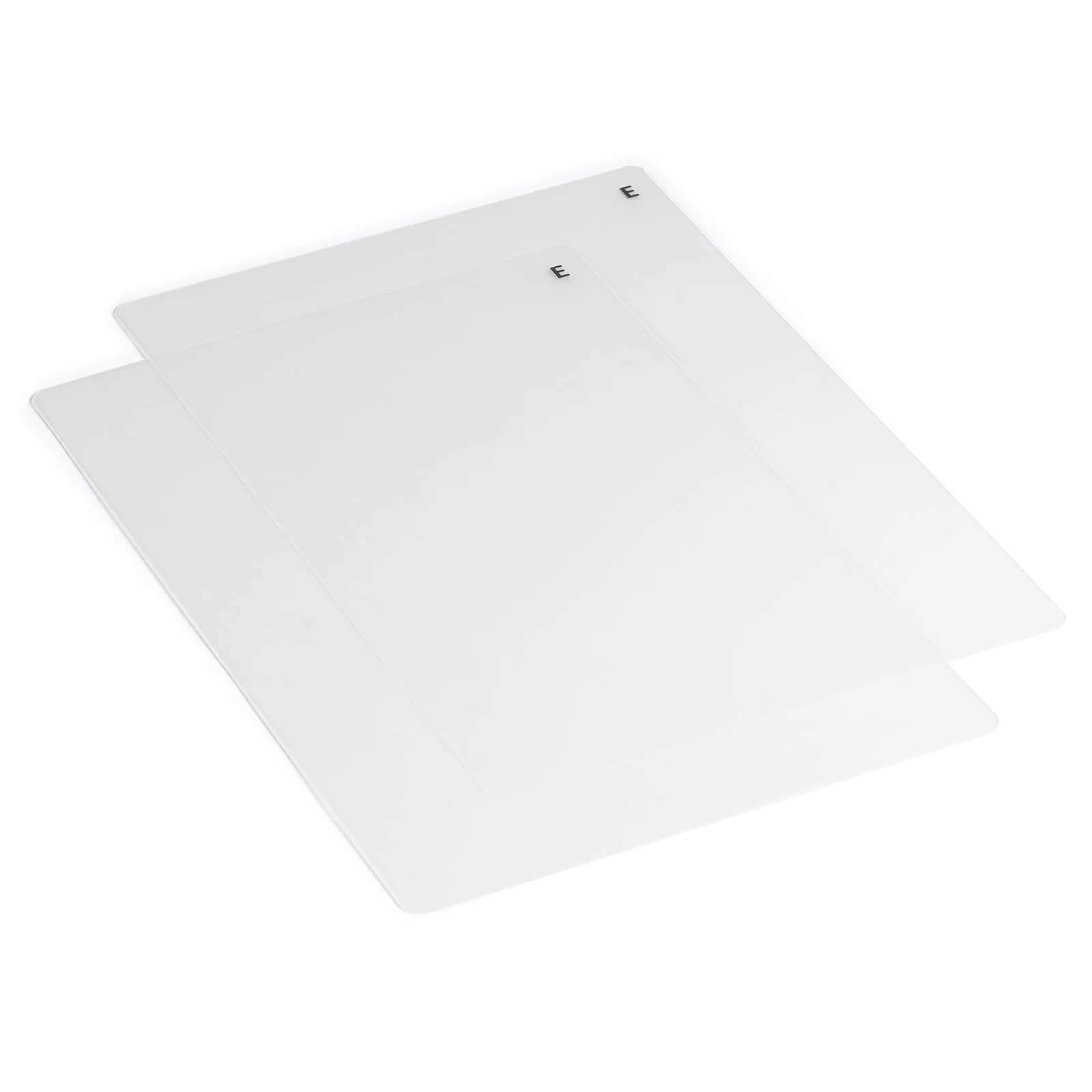 Zwei Vaessen Creative - Cut Easy Prägeplatte (E) 2St. klare Acrylplatten, kompatibel mit der Vaessen Creative Cut Easy A5 Stanz- und Prägemaschine und jeweils mit einem kleinen "E"-Etikett oben rechts, liegen teilweise überlappend auf weißem Hintergrund.