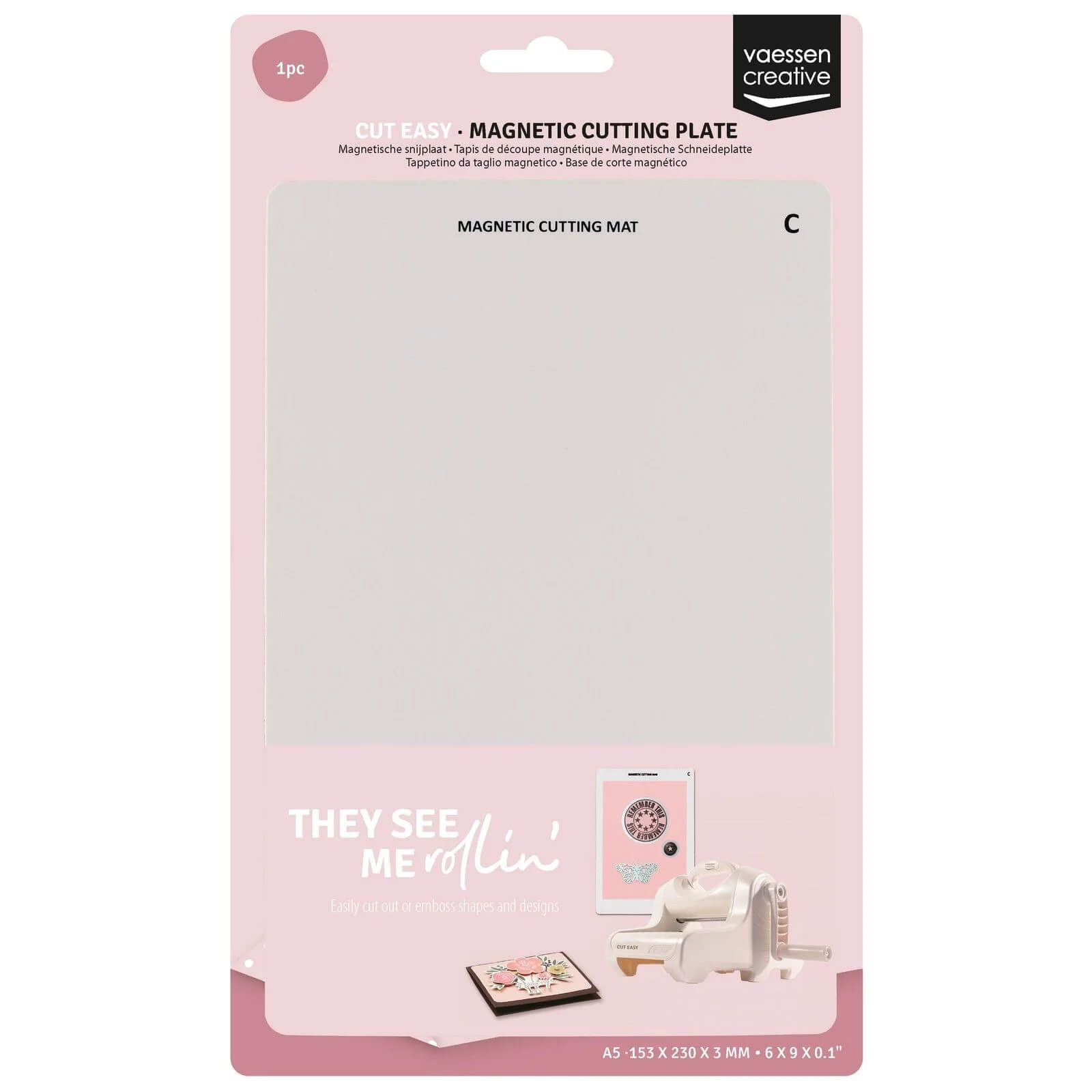 Die Vaessen Creative - Cut Easy Magnetische Schneidplatte © von Vaessen Creative wird in Verpackung gezeigt, passend für Stanz- und Prägemaschinen, mit Abbildung einer Maschine und Beispielkarte am unteren Rand.