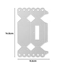 Die Stanzschablone Schachtel in Bonbonform von Stanzenshop.de ist eine silberne rechteckige Stanzform mit Herzdetails, ideal für Schachtel Basteln oder Gastgeschenke, und misst 14,8 cm hoch und 9,2 cm breit.