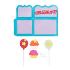 Die Stanzenshop.de Stanzschablone Pop up Karte kreiert einen blauen und lila Organizer mit "CELEBRATE!"-Text, zwei Cupcakes und Ballondekorationen - perfekt als buntes Bastelergebnis für jede Party oder Pop up Kartendisplay.