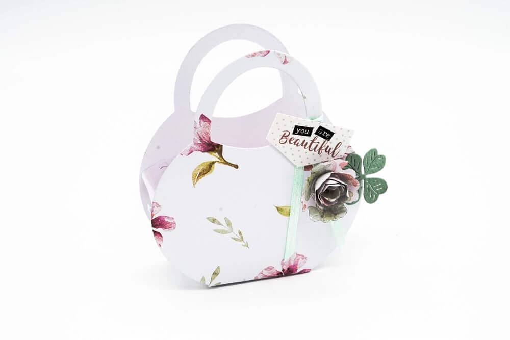 Topseller-Set - 5 Stanzen-Handtaschen mit floralem Design, mit einem "Du bist schön"-Etikett, metallischen Rosen und grünen Blattverzierungen auf weißem Hintergrund, ideal für Bastelliebhaber. Von Stanzenshop.de.