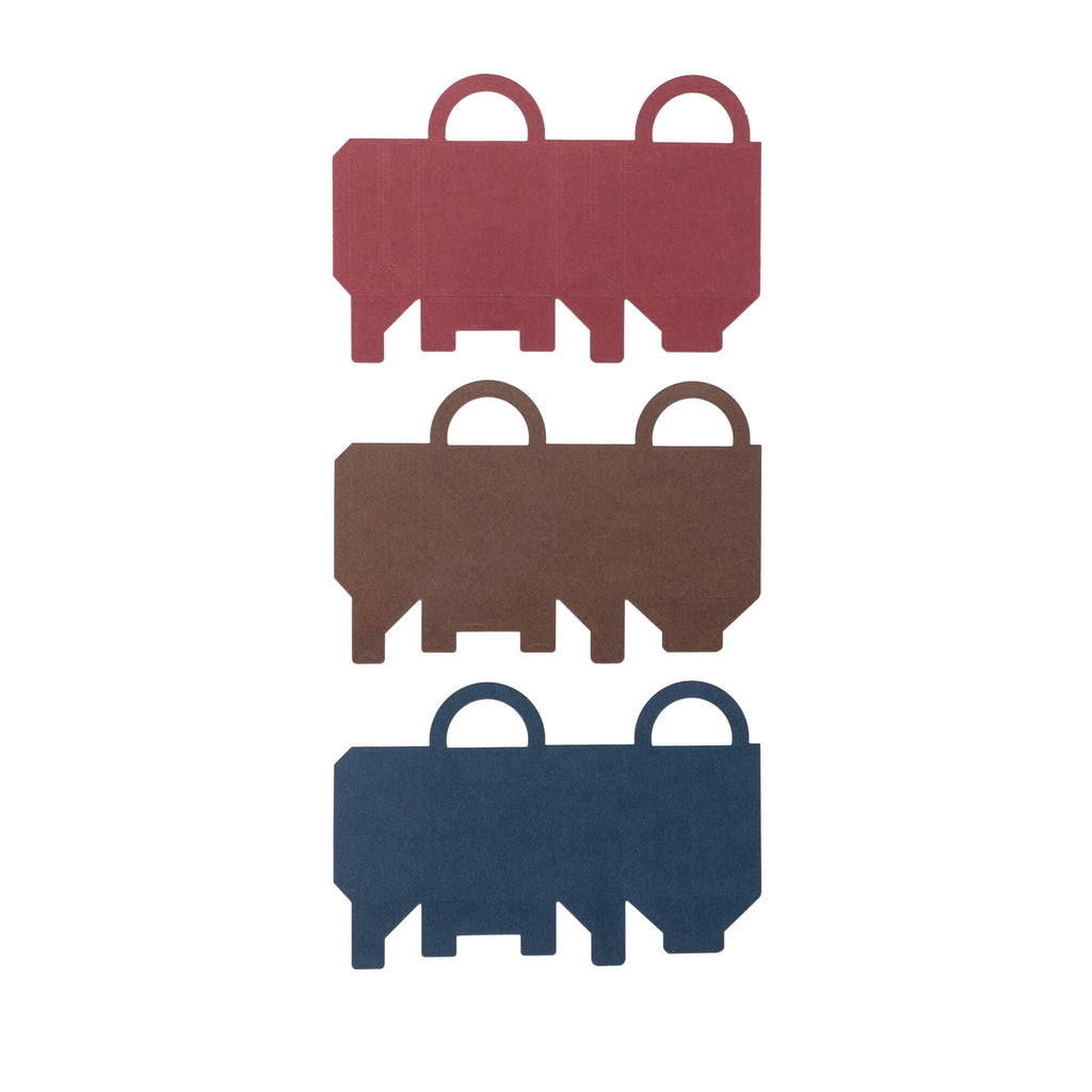 Drei abstrakte Formen, die an minimalistische Tierfiguren erinnern, jede mit einer kreisförmigen Schleife oben, vertikal angeordnet in den Farben Rot, Braun und Blau auf weißem Hintergrund. Perfekt als Bastelergebnis oder Scrapbooking-Verzierung mit Ihrer Lieblings-Stanzschablone Kleine Tasche von Stanzenshop.de.