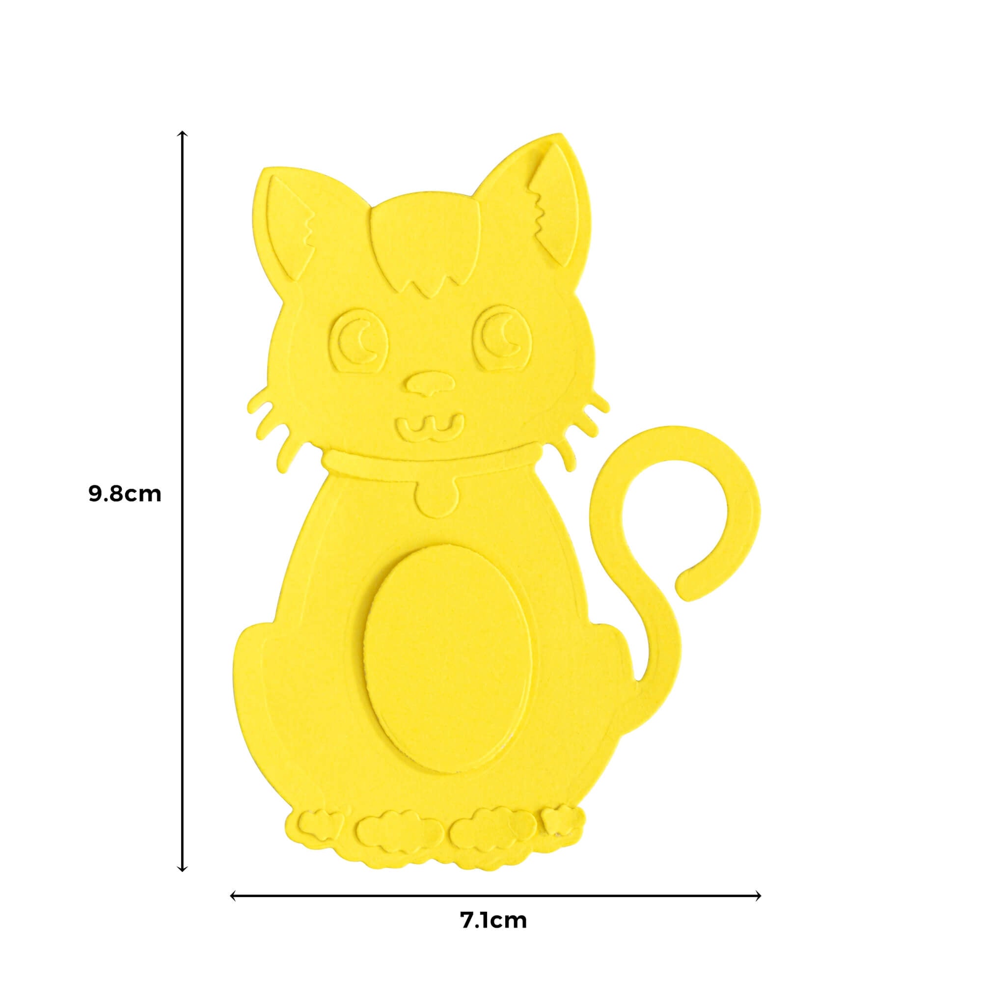 Die Stanzschablone Aufsteller Katze von Stanzenshop.de ist eine gelbe Stanzform in Form einer Katze mit Halsband und Ringelschwanz, ideal für Bastelprojekte. Sie ist 9,8 cm hoch und 7,1 cm breit und wird auf weißem Hintergrund gezeigt.